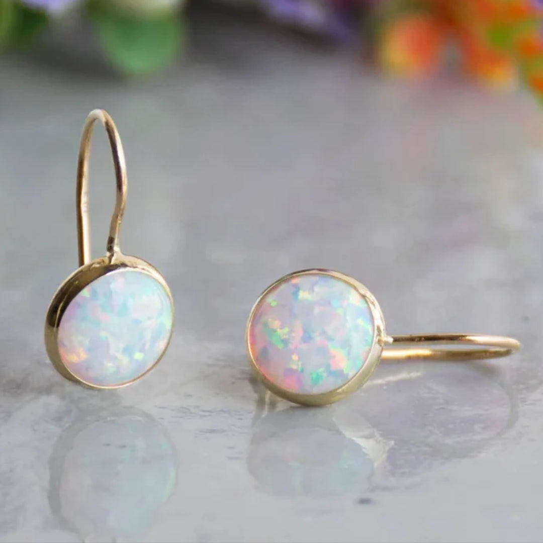 Eleganckie Kolczyki Vintage z Białymi Opalami i Złotym Wykończeniem