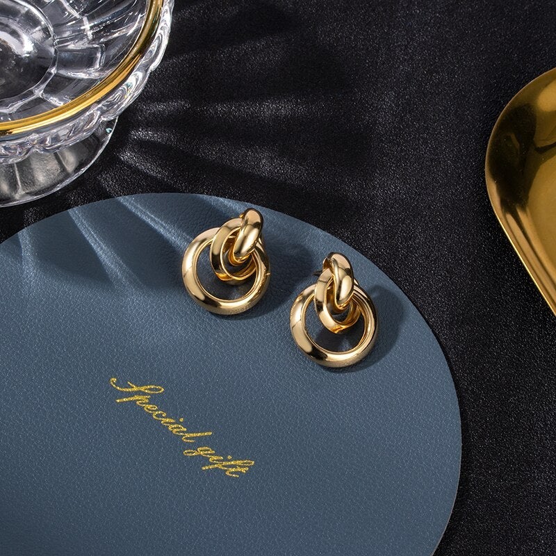 Eleganckie Złote Kolczyki w Stylu Luksusowym