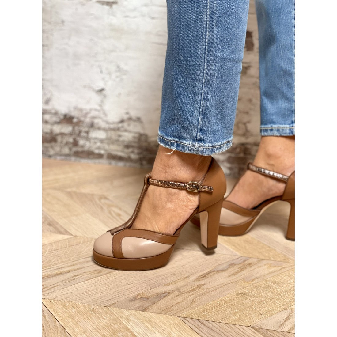 DÉCOLLETÉ Z PASKIEM W KSZTAŁCIE T