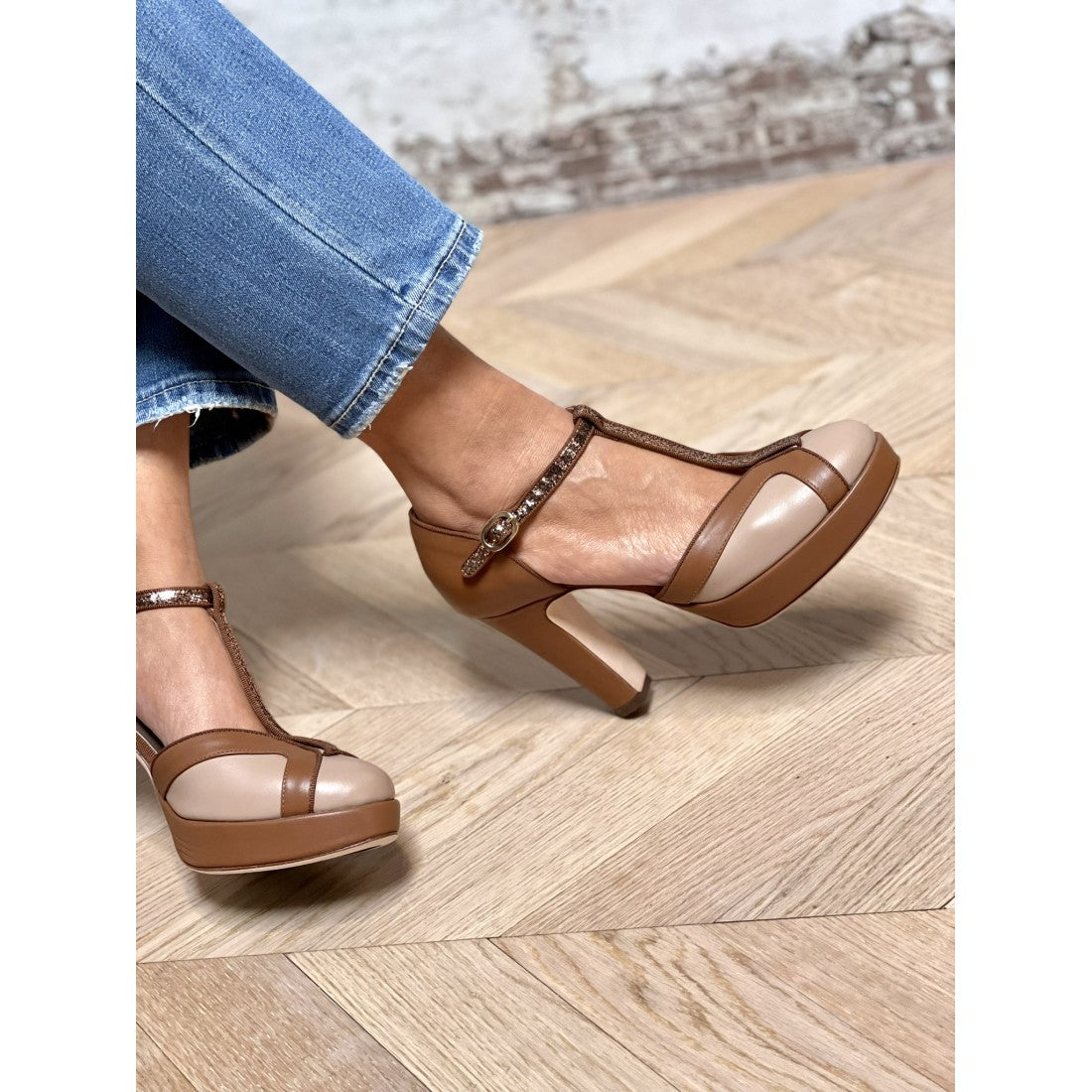 DÉCOLLETÉ Z PASKIEM W KSZTAŁCIE T